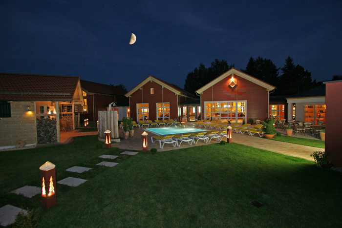 Nachtaufnahme Saunahäuser mit Mond