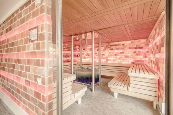 Sauna mit rosa Kacheln Therme Bad Aibling 