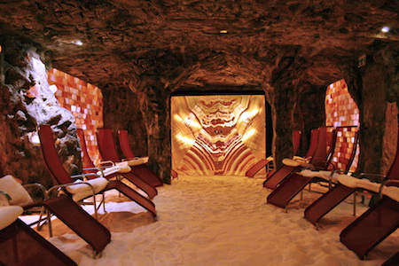 Meersalzgrotte Innenansicht mit Liegen