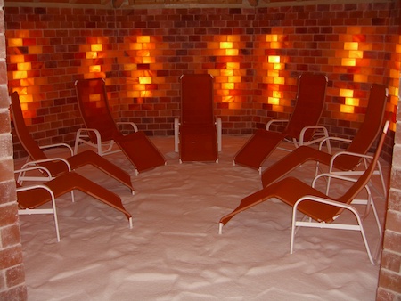 Meersalzgrotte mit Liegen Innenansicht 